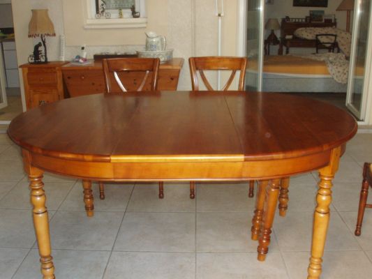 Table et chaises en merisier relookées à Saint Martin de Crau